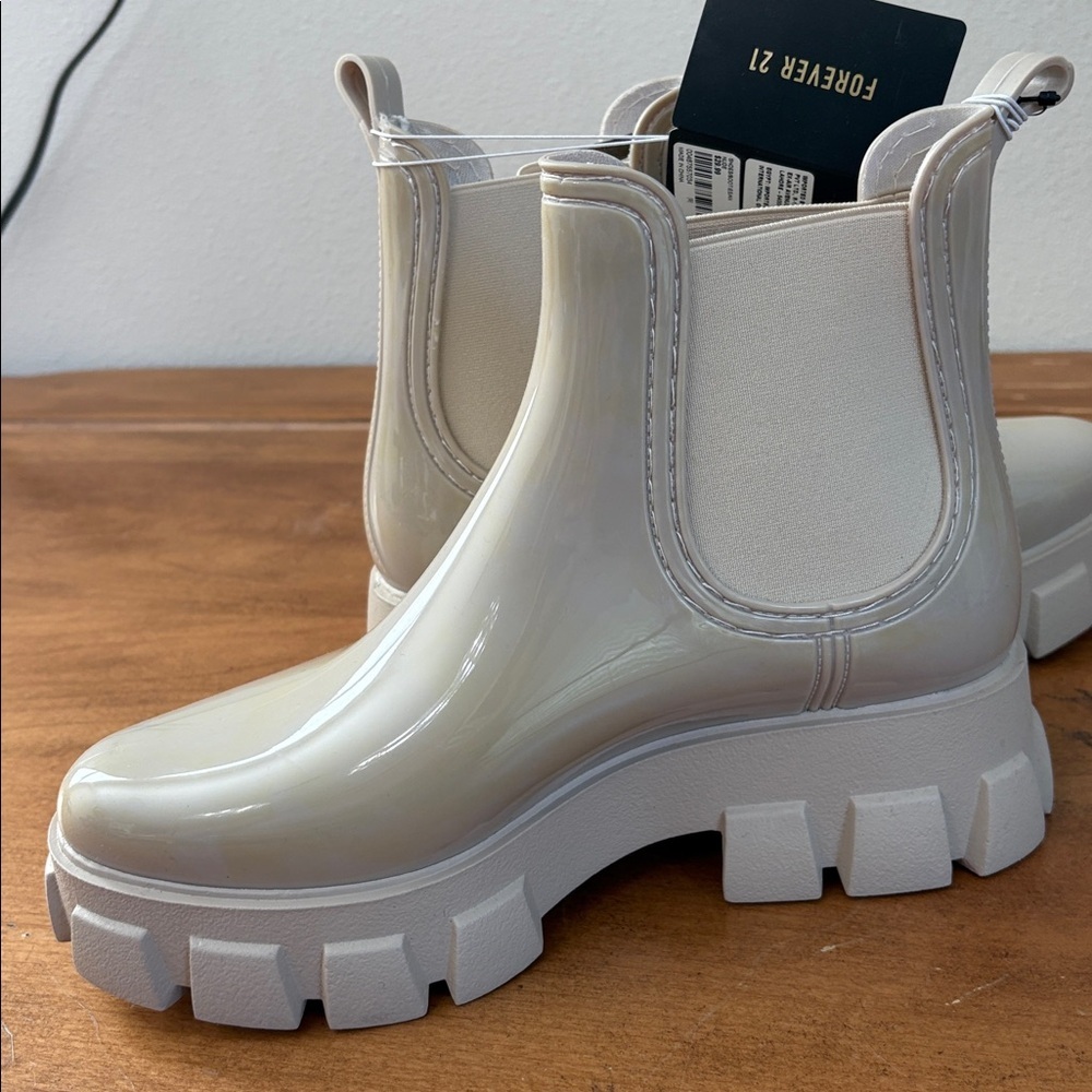 Forever 21 NWT Stylish Cream Chelsea Boots Size 9 - Picture 5 of 14